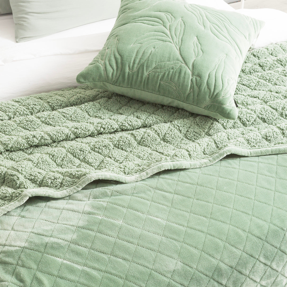 Superior Winter Warmth 480GSM Sherpa Blanket by Renee Taylor | Soft Velvet Feel Ultra Thermal Blanket